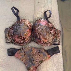 Victoria’s Secret Bra and Matching Thong 34DDD/M